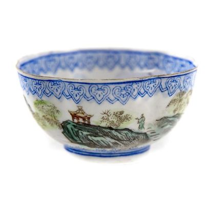 null CHINE - Petit bol en porcelaine à décor de paysage