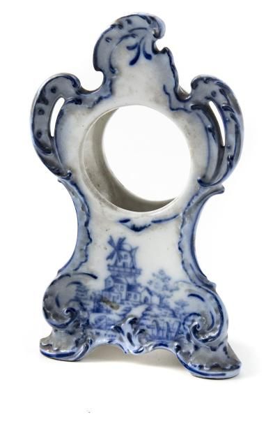 null Porte montres en porcelaine émaillée dans le goût de Delft
H. : 19 cm