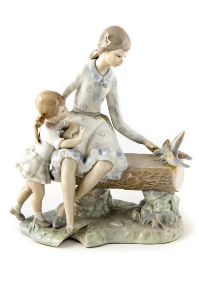 null Figurine en porcelaine de NAO représentant une mère et sa fille nourrissant...