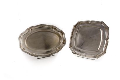 null Ensemble de deux plats en métal argenté
Respectivement 34cm et 45 cm 