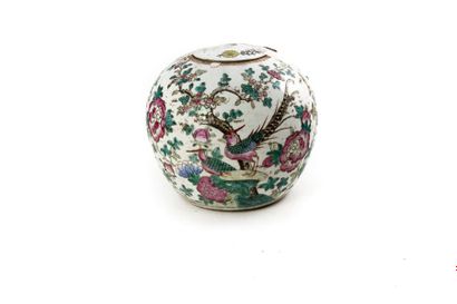 null Chine XIXème 
Vase boule en porcelaine émaillée à décor d'un faisan.
H. : 22...