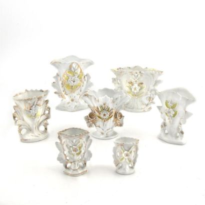 null Ensemble de 7 vases de mariage en porcelaine de Paris à décor de fleurettes
Epoque...