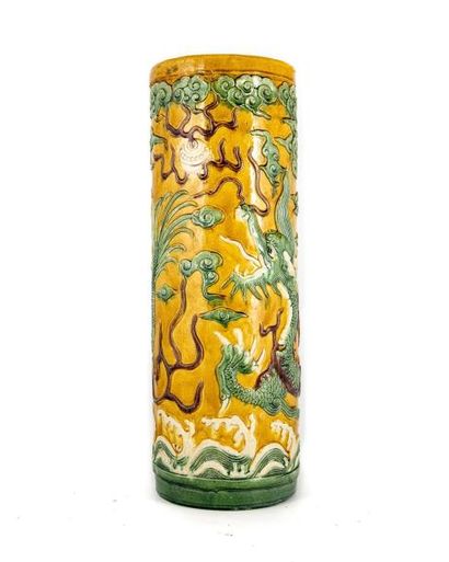 null CHINE - Vase rouleau en faïence à décor de dragons
Travail moderne
H. : 63 cm
Poids...