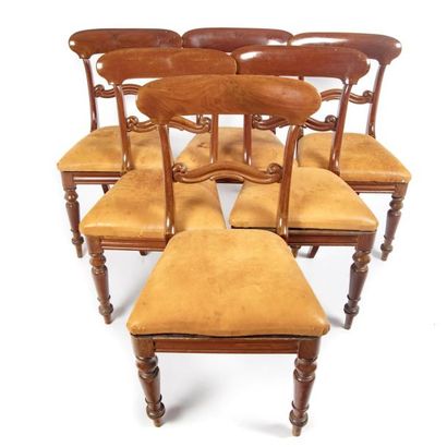 null 6 chaises bandeau en acajou de style anglais, l'assise en cuir.
89x45x41 cm...