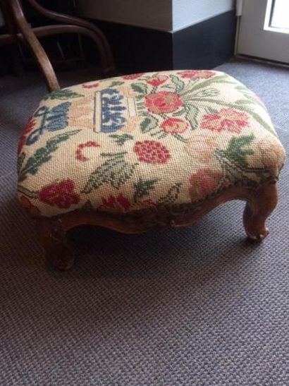 null Tabouret de pied tapisserie.
Epoque Louis XV
45 x 40 x 23 cm