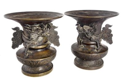 null Paire de cache pot en bronze à décor de dragon asiatique
H. : 30 cm 
Accident...