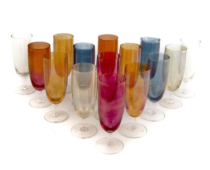 null 15 flûtes à champagne en verre de couleurs
Poids : 0,8 Kg