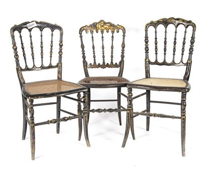 null 3 chaises en bois noirci incrustation de nacre
Epoque Napoléon III
Accident...