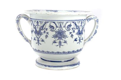 null MANUFACTURE DE ROUEN
Grand pot à anse à décor bleu et blanc 
Epoque XIXème 
H....