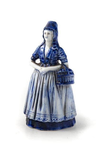 null Cloche de table en porcelaine émaillée bleue formant une bretonne
H. : 13 c...