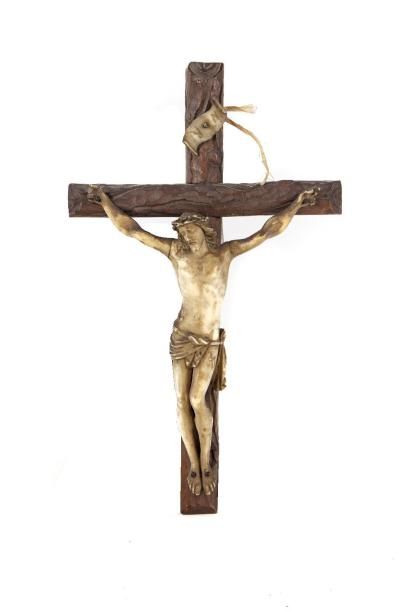 null Crucifix, Christ en ivoire sur un croix en bois
Epoque XVIIIème 
H. : 18 cm...