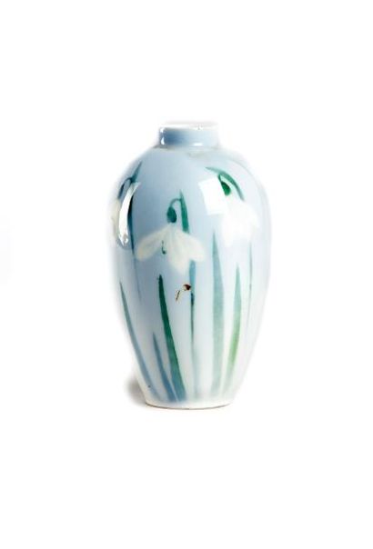 null Petit vase en porcelaine de Compenhage à décor de fleurs
H. : 12 cm
