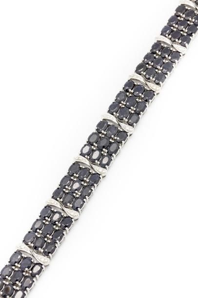 BRACELET EN ARGENT ORNE DE SAPHIR Bracelet en argent orné de 48 cts de saphirs.