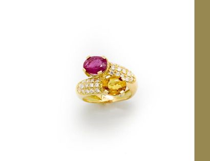 BAGUE EN OR JAUNE ORNEE DE SAPHIR ROSES ET JAUNES ET DIAMANTS Bague en or jaune ornée...