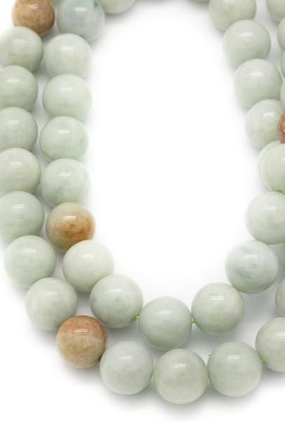 COLLIER DE 48 PERLES DE JADE Collier de 48 perles de jade de 14 mm, certificat. Long....