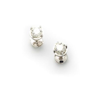 PUCES D'OREILLES EN DIAMANTS Paire de puces d'oreilles en diamants pesant 0,58 ct...