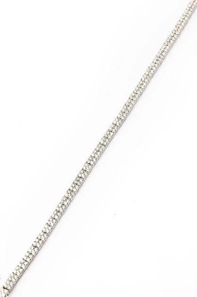 BRACELET LIGNE EN OR GRIS PAVE DE DIAMANTS Bracelet ligne en or gris pavé de diamants...