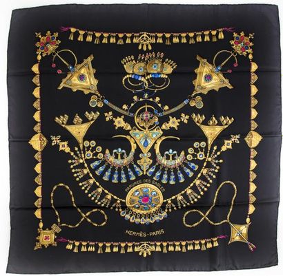 HERMES HERMES - Paris Foulard en soie " Parrure des sables " à fond noir bordure...