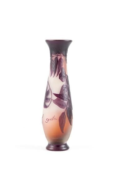 Emille Gallé (1846-1904) Emile GALLE Vase en verre multicouches décor dégagé à l'acide...
