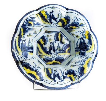 DELFT DELFT - Plat creux à décor aux chinois bleu et jaune Epoque XVIIIe H. : 34...