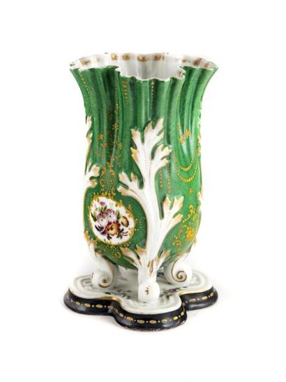 PORCELAINE DE PARIS Vase en porcelaine de Paris à fond vert et décor de branchage...