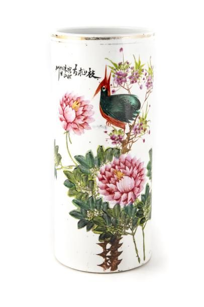 VASE EN PORCELAINE Vase en porcelaine à décor de pivoines et oiseau Epoque XIXe H....