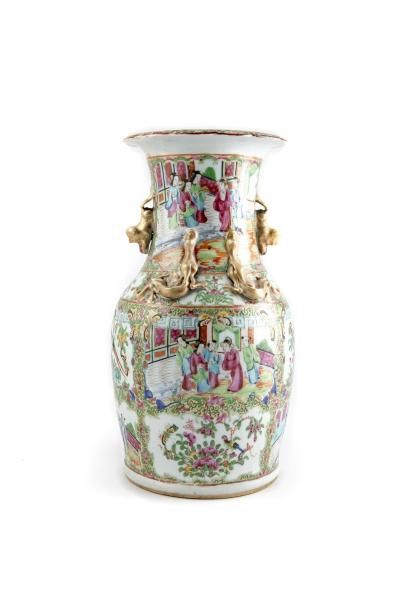 CHINE Canton CHINE CANTON - Grand vase en porcelaine de Canton les anses dorées à...