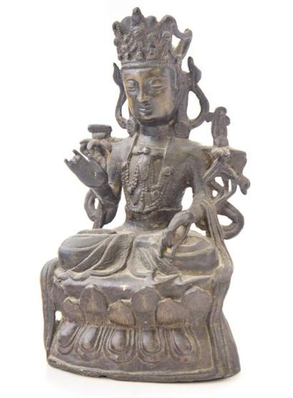CHINE CHINE - XVIIe Bouddha en bronze, assis en vajrasana sur une double base lotiforme,...
