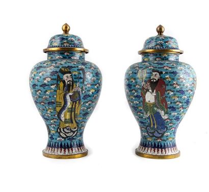 CHINE CHINE - Paire de vases couverts en cloisonné à décor de chinois, avec marque...