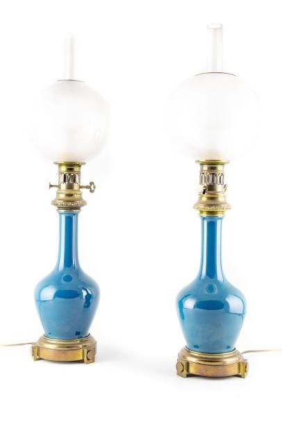 CHINE CHINE - Paire de lampes en porcelaine émaillée bleue ornées de globes. Monture...
