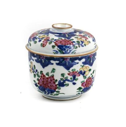 CHINE CHINE - Pot cylindrique couvert en porcelaine à décor polychrome des émaux...