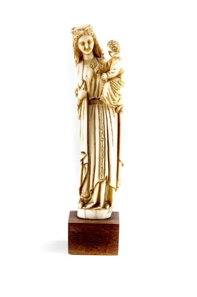 VIERGE A L'ENFANT EN IVOIRE Vierge à l'Enfant en ivoire. Epoque XIXe H. : 17 cm....