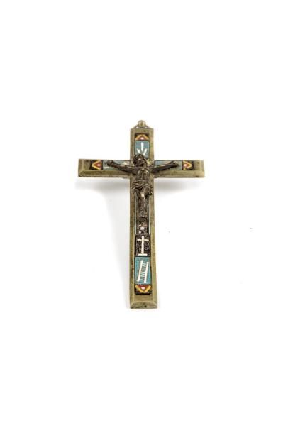 CRUCIFIX DU XIXe Crucifix, la croix orné d'un décor en micro mosaïque, le Christ...