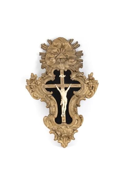 Christ Janséniste Christ janséniste en ivoire dans un cadre en bois doré Epoque XVIIIe...