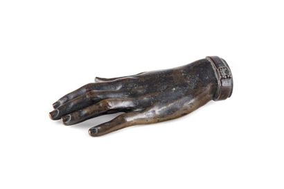 MAIN EN BRONZE Main en bronze à patine brune Epoque début XIXe L. : 19 cm