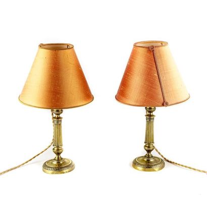 PETITES LAMPES EN LAITON Paire de petites lampes en laiton à fût canelé Epoque XIXe...
