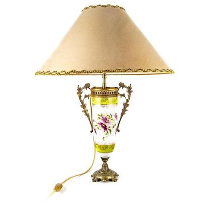 LAMPE EN PORCELAINE Lampe en porcelaine monture en bronze H. : 30 cm