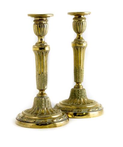 BOUGEOIRS EN BRONZE Paire de bougeoirs en bronze doré fût doré. Epoque Louis XVI....