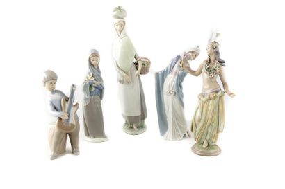 PORCELAINE DE LLADRO Lot de 5 figurines en porcelaine de la manufacture de LLADRO...
