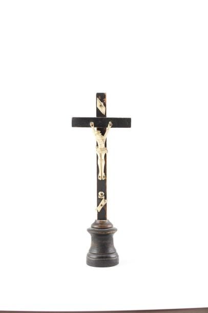 CHRIST EN IVOIRE Christ en ivoire sur une croix en bois dans un socle sphérique Epoque...