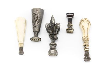 CACHETS EN IVOIRE Ensemble de 5 cachets en ivoire, pierre dure et métal