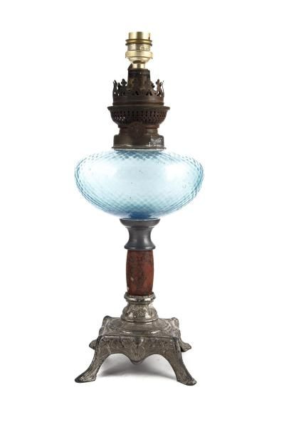 Lampe à pétrole Lampe à pétrole monté en lampe H. : 34 cm Vendu sans le verre Poids...