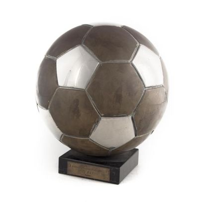 TROPHEE Trophée présentant un ballon de football en tôle sur un socle en marbre H....