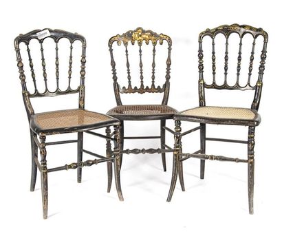 CHAISES EN BOIS 3 chaises en bois noirci incrustation de nacre Epoque Napoléon III...