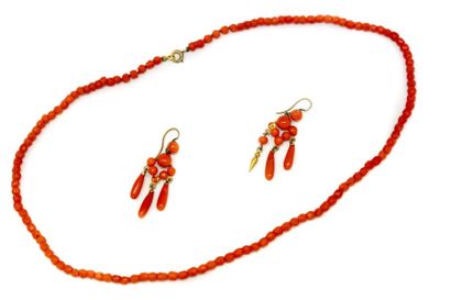 COLLIER EN CORAL Collier en corail et boucles d'oreilles