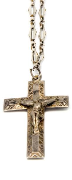 CHAINE ET CROIX EN ARGENT 1chaîne et une croix en argent et métal