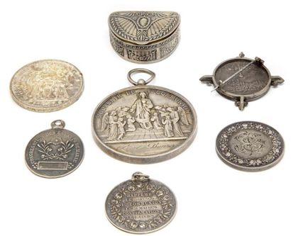 LOT DE MÉDAILLES Lot de médailles et boîte en argent