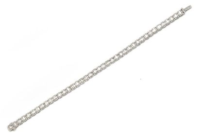Bracelet Bracelet ligne en diamants baguette environ 7,40 carats de diamants monture...