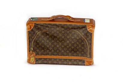 LOUIS VUITTON Louis VUITTON Petite valise Louis Vuitton en cuir monogrammé, modèle...