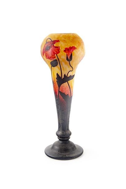 DAUM à Nancy DAUM - Nancy Grand vase en verre multicouches à décor de coquelicots...
